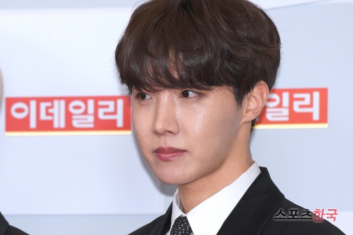 BTS is attending the 6th Daily Culture Awards ceremony held at the Sejong Center for the Performing Arts in Jongno-gu, Seoul on the afternoon of the 26th.