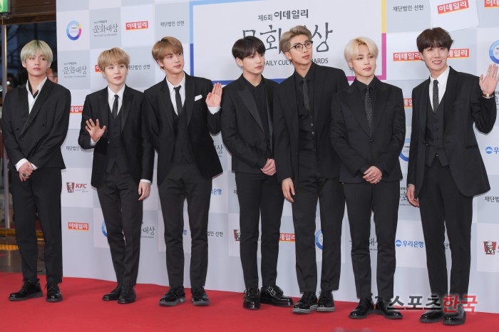 BTS is attending the 6th Daily Culture Awards ceremony held at the Sejong Center for the Performing Arts in Jongno-gu, Seoul on the afternoon of the 26th.