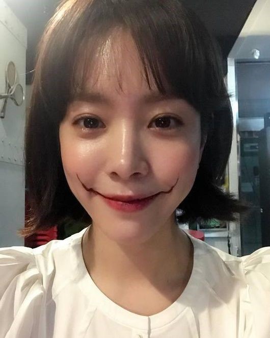 Actor Han Ji-min reveals Jokers makeup and attracts attention.Han Ji-min posted a picture on his 27th day with an article entitled Hyeja Bushing Eyes on his instagram.Inside the picture is a picture of Han Ji-min smiling with Joker makeup.Even though Joker dressed up with a torn lips as a point, the lovely Han Ji-min smile is beautiful.On the other hand, Han Ji-min is playing the role of Hyeja in JTBC drama Snow Bush.Photo: Han Ji-min Instagram