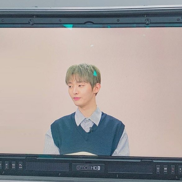 Yoon Ji-sung recently posted a picture on his SNS with an article entitled I came out on the screen so handsome that I asked him to take a picture.The photo shows Yoon Ji-sung, who was reflected on the camera screen during the shooting, and the more cool atmosphere and warm visuals catch the eye.On the other hand, Yoon Ji-sung released his solo album Aside (Aside) on the 20th and started his solo activities, and also holds fan meetings in seven Asian countries.He plans to appear in the musical The Days.