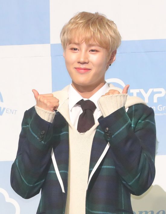 Wanna One singer Ha Sung-woon has a photo time ahead of the first mini album My Moment showcase at Yes 24 Live Hall in Gwangjin-gu, Seoul on the afternoon of the 27th.new cis-