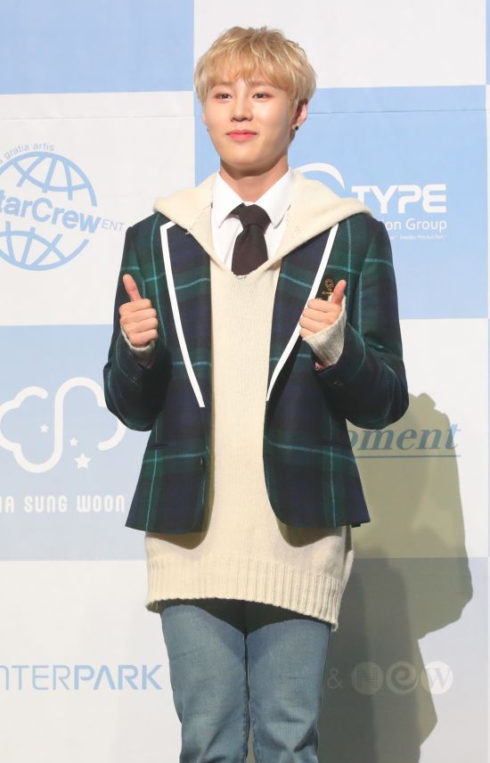Wanna One singer Ha Sung-woon has a photo time ahead of the first mini album My Moment showcase at Yes 24 Live Hall in Gwangjin-gu, Seoul on the afternoon of the 27th.new cis-