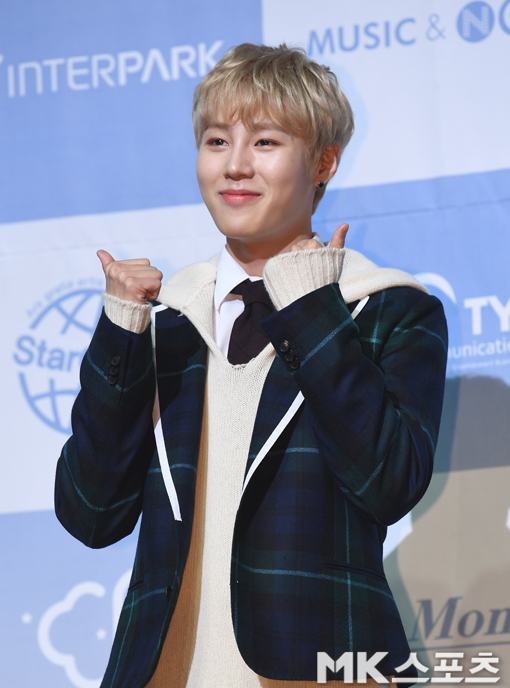 On the afternoon of the 27th, Ha Sung-woon from Wanna One held a Showcase commemorating the release of his first solo mini album My Moment at Yes 24 Live Hall in Gwangjang-dong.Ha Seong-un has photo time on Showcase.The mini album My Moment will be released at 6 pm on the 28th.
