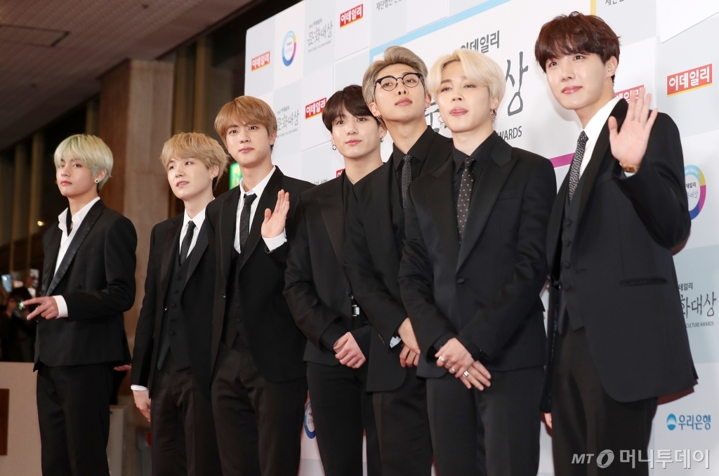 The group BTS showed off a stylish red carpet fashion.On the 26th, BTS attended the awards ceremony of the 6th Daily Culture Awards held at the Sejong Center for the Performing Arts in Jongno-gu, Seoul. The members wore black tuxedos and gave off dandy charm.At this awards ceremony and gala concert, BTS won the Grand Prize and Grand Prize in the concert category.I remember the word the power of high culture by Mr. Baek Bum Kim, said BTS. I think culture is the greatest intangible power that breaks boundaries more than any physical power.I think that as a fan and consumer of all cultural genres such as Korean music, musicals, classical music, theater and dance, these cultures are breathing by me and when I enjoy them, I think that people are human beings. I do not know if I deserve this award among many cultural workers, but I think it is an award that gave me more power of Korean culture. The judging panel said that the BTS World Tour Love Your Self was close to perfection both in perfection and popularity.The interaction with the Audience was particularly impressive, said Chung Duk-hyun, a popular culture critic. It was better than any other performance by using the Audience as part of the performance with a fan light that can be remotely adjusted.Meanwhile, BTS has enjoyed its longest consecutive record on the US Billboard 200 and social 50 charts, and has become globally popular, winning five gold medals in the Japanese gold disc.