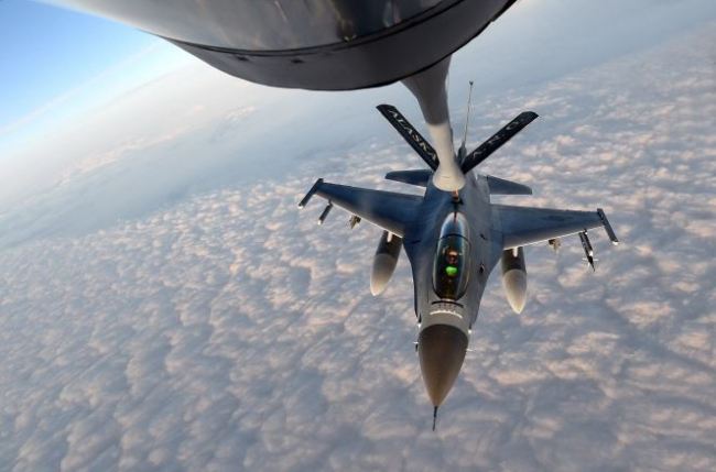 KF-16 전투기가 상공에서 공중 급유를 하고 있다. [사진=공군]