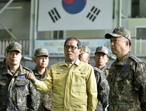 이왕근 공군참모총장이 지난달 KF-16 성능개량 현장을 순시하고 있다. [사진=공군]