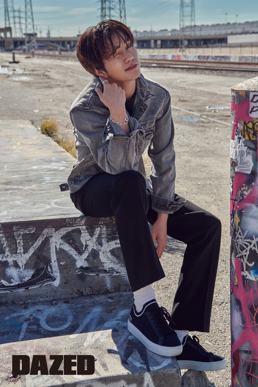 Actor Yoo Seung-ho caught his eye with a dandy casual look.Fashion magazine Days released a sensual fashion picture on February 27th, which was completed with the background of LA in a free atmosphere with Yoo Seung-ho.bak-beauty