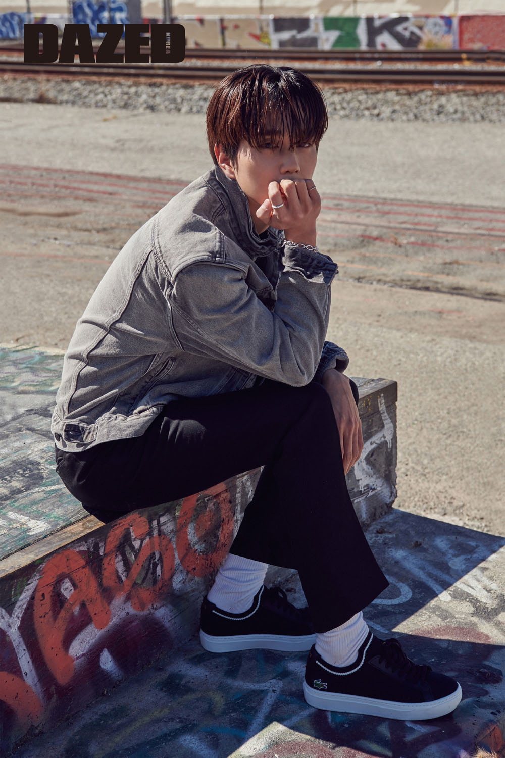 Actor Yoo Seung-ho caught his eye with a dandy casual look.Fashion magazine Days released a sensual fashion picture on February 27th, which was completed with the background of LA in a free atmosphere with Yoo Seung-ho.bak-beauty