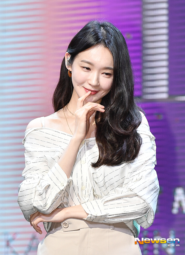 Singer Kang Min-kyung has a photo time at the first solo album showcase held at Hongdae Move Hall in Mapo-gu, Seoul on the afternoon of February 27th.useful stock