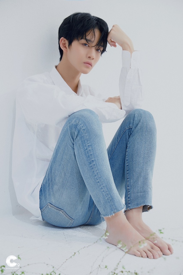 According to his agency C9 Entertainment, Bae Jin Young (19), a former Wanna One, will re-debut as a member of the group C9BOYZ (tentative name) in the second half of this year.C9 said, Bae Jin Young has been consulting with the team since the end of last year and has decided to carry out personal activities and team activities in parallel. We have been training with the members since February for team debut in the second half.C9BOYZ is the first boy group of C9 to feature Yunha, Cheetah, Lee Seok-hoon, Juniel and Goodday; Bae Jin Young was released as the teams first member.He continues his personal career in the first half of the year.Lai Kuan-lin, 18, from another Wanna One, acts as the new unit Wooseok X Guerlin for his agency Cube Entertainment.On March 11, the duos first mini album 9801 will be released. Cube is a unit that will be released in two years.Lai Kuan-lin and group Pentagon member Wooseok, 21, are united; it is expected to showcase rap-based music.Meanwhile, Wanna Ones solo debut is also continuing.On the 20th, Yoon Ji-sung (28) released his first solo album Aside, and on the 27th, Ha Sung-woon (25) will release his mini album My Moment.