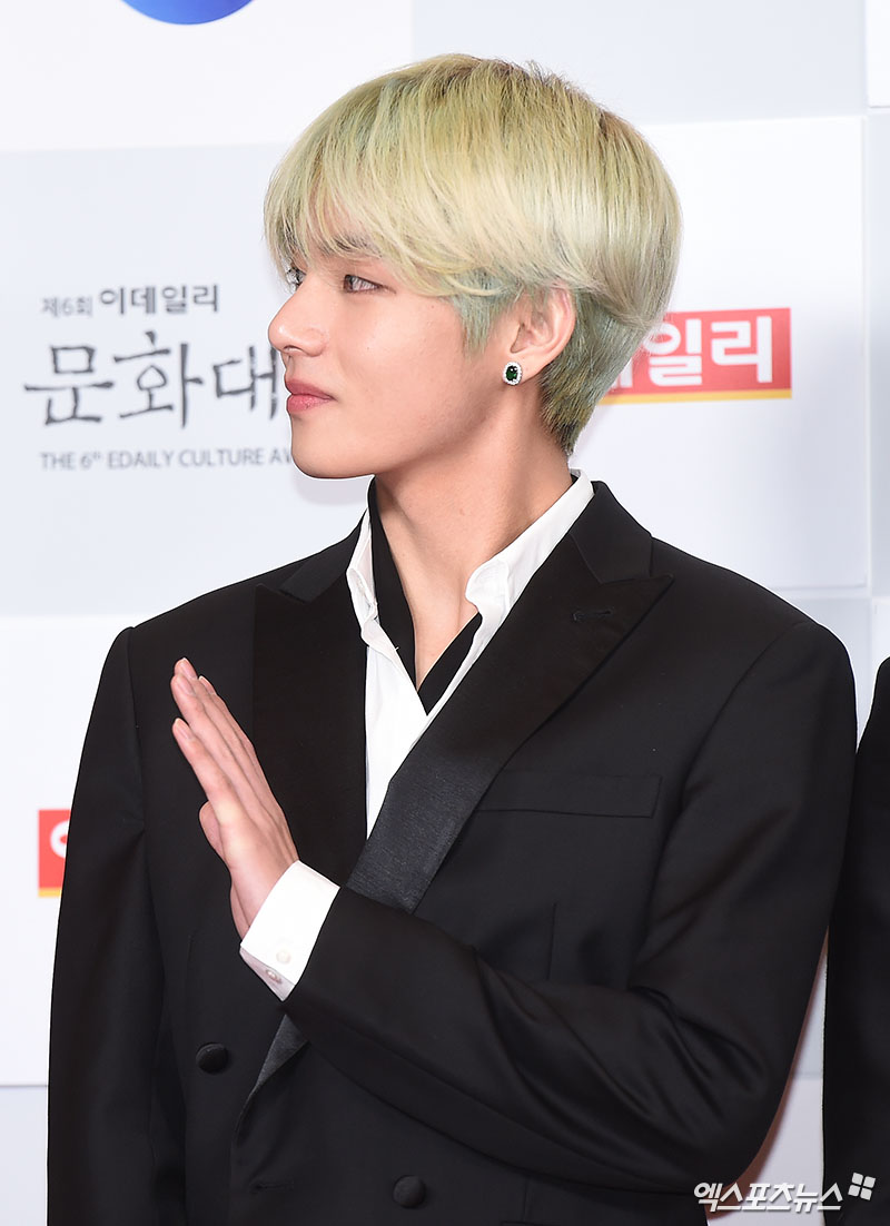 <p> 26 afternoon, the Seoul Jongno-GU Sejong Culture Center in the 6th E-Daily Culture Awards Red Carpet Chugai Travel to attend BTS V pose.</p>