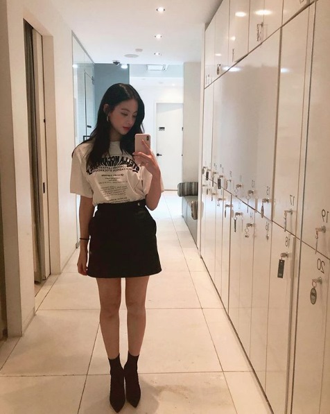 Actor Oh Yeon-seo showed off his extraordinary beauty.Oh Yeon-seo posted a picture on his instagram on the 27th.In the photo, Oh Yeon-seo shows her reflection in the mirror on the camera. Oh Yeon-seo is wearing a short-sleeved T-shirt and a skirt, and the legs revealed through a short skirt catch the eye.On the other hand, Oh Yeon-seo appeared in TVN drama Hwa Yugi last year.Photo: Oh Yeon-seo SNS