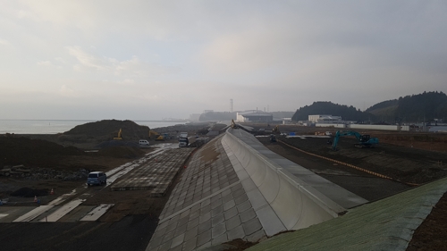 "이제 쓰나미가 와도 걱정 없어요" (후쿠시마=연합뉴스) 박세진 특파원 = 후쿠시마 도미오카 마을 해변 제방 보강 공사 현장. 이전보다 한층 높아지고 튼튼한 모습으로 제방이 바뀌고 있다. 2019.2.20