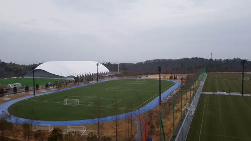 일본 축구의 '성지' 후쿠시마 J빌리지 (후쿠시마=연합뉴스) 박세진 특파원 = 후쿠시마 나라하(楢葉)에 있는 J빌리지는 원전 사고 후 수습 요원들의 거점으로 활용되다가 작년 7월부터 시설 운영이 재개됐다. 야외구장 왼쪽 너머로 신축한 전천후 돔구장이 보인다. 2019.2.19