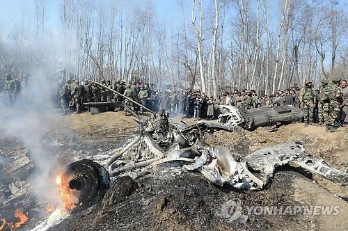 파키스탄 공군에 격추된 인도 공군기의 처참한 잔해 (뉴델리 AFP=연합뉴스) 27일(현지시간) 인도령 카슈미르 지역에서 인도 군인들과 주민들이 파키스탄 공군에 의해 격추된 인도 공군기의 잔해 주변에 모여 있다. 전날 인도 공군의 파키스탄 지역 공습에 이어 이날 인도 공군기 두 대가 파키스탄 공군에 의해 격추됨에 따라 양국 간 갈등이 크게 고조되고 있다.