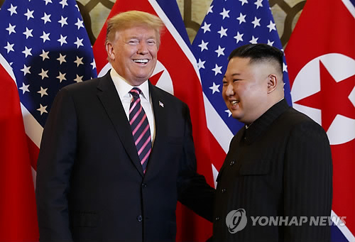 260일 만에 만나 활짝 웃는 트럼프-김정은 (하노이 ap=연합뉴스) 도널드 트럼프(왼쪽) 미국 대통령과 김정은 북한 국무위원장이 2차 북미정상회담 첫날인 27일(현지시간) 회담장인 베트남 하노이의 소피텔 레전드 메트로폴 호텔에서 만나 활짝 웃고 있다. 지난해 6월 12일 싱가포르 센토사섬에서 역사적인 첫 북미정상회담을 했던 두 정상이 얼굴을 다시 마주한 것은 260일 만이다.      leekm@yna.co.kr