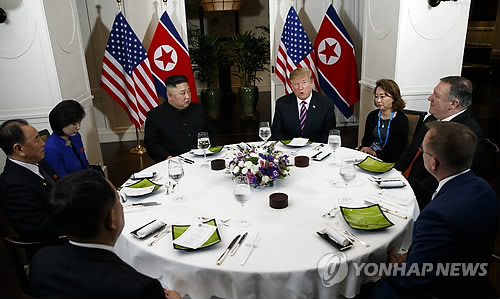 북미 정상, 첫 만찬…美측 폼페이오·멀베이니, 北측 김영철·리용호 배석 (하노이 ap=연합뉴스) 도널드 트럼프(가운데 오른쪽) 미국 대통령과 김정은(가운데 왼쪽) 북한 국무위원장이 제2차 북미정상회담 첫날인 27일(현지시간) 회담장인 베트남 하노이의 소피텔 레전드 메트로폴 호텔에서 원탁 식탁에 옆으로 나란히 앉아 친교만찬을 하고 있다. 이날 만찬에는 미국 측에서는 마이크 폼페이오(오른쪽 2번째) 국무장관과 믹 멀베이니(맨 오른쪽) 백악관 비서실장 대행, 북한 측에서는 김영철(왼쪽 2번째) 북한 노동당 부위원장 겸 통일전선부장과 리용호(맨 왼쪽) 외무상이 배석했다. 두 정상 각각 옆에는 미측 통역을 맡은 이연향(오른쪽 3번째) 국무부 통역국장과 북측 통역자인 신혜영(왼쪽 3번째)이 자리했다. leekm@yna.co.kr