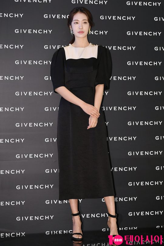 Actor Jung Yoo-jin attended the French luxury couture brand beauty event held at Shinchon branch of Hyundai Department Store in Seoul on the morning of the 28th.
