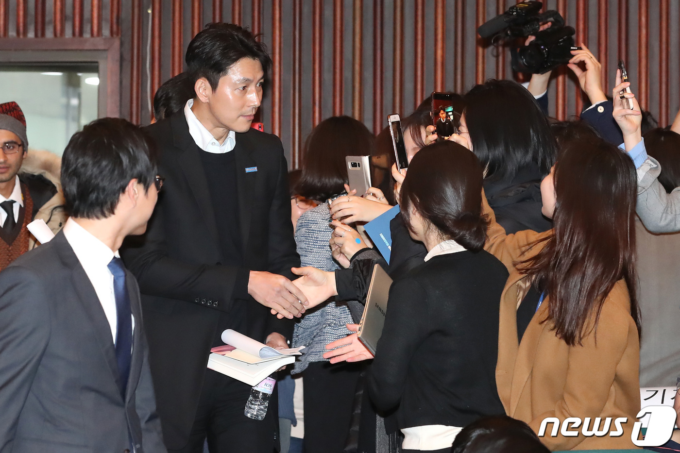 Jung Woo-sung presented the title of What the Yeman refugee applicant brought to the South Korea for 15 minutes at the youth policy talk concert Refugee by Us held at the National Assembly Library Auditorium in Yeongdeungpo-gu, Seoul on the afternoon of the 28th.They also answered questions and answers from the audience.On this day, Jung Woo-sung said, If you meet a refugee directly and witness human stupidity, cruelty, and miserable life, you will never question why you should protect them. It is your duty to tell more about refugees to one people.Jung Woo-sung announced his experience of meeting Yemeni refugee applicants directly in Jeju Island last year. All Yemeni refugee applicants who met in Jeju Island last year were afraid of Korea.They were people who left Yemen for desperate reasons such as conscription, life threats, persecution, hunger, torture, and they were frustrated and saddened that advanced countries such as the South Korea misunderstand their situation. The unverified information about refugees and Muslims spread as if it were true, and it was an important phenomenon for our society to think about once that this led to hatred and exclusion, he said. If all the members were healthy societies that fulfilled their roles, 500 refugee applicants would not have caused such a wave in our society.Jung Woo-sung said that refugees can become refugees if civil war occurs and threatened by persecution, not powerless and poor.He also explained, It is not much different from the 7-80s of the South Korea to escape to the South Korea as a representative of the son to protect the eldest son in this civil war or to protect his family through the eldest son.Refugees are not seeking a better environment of life, a better job.For them, the refuge is not a choice but a journey that can not be avoided. The name and richness of the country they will stay in were not important to the majority of the refugees I have met.The most important thing for them is not to be repatriated to a home country where there is a risk of being killed or persecuted. Jung Woo-sung said, The refugees are equal to all those who need international protection, and the international community legally guarantees this status. When guaranteeing equal rights to all humans, our human rights are also eligible to claim.The South Korea has made an international promise to protect refugees, and it guarantees the rights of refugees through domestic law. During the question and answer, the question was: Is there any way more people can feel the refugee news directly and closely?Jung Woo-sung said, Do not take the word refugee as an object, but ask me how to accept us in a third country when this happens to my family in my country. I think I can easily find the answer.Asked why we should help refugees for national status, he said, Korea is a country where there are a lot of refugees in history.If you think about the pain of our roots, I do not think it is an element that can be said so easily. Jung has been an official Na-eunwill ambassador since the following year after being appointed honorary ambassador to the UN Refugee Agency (UNHCR) since 2014.