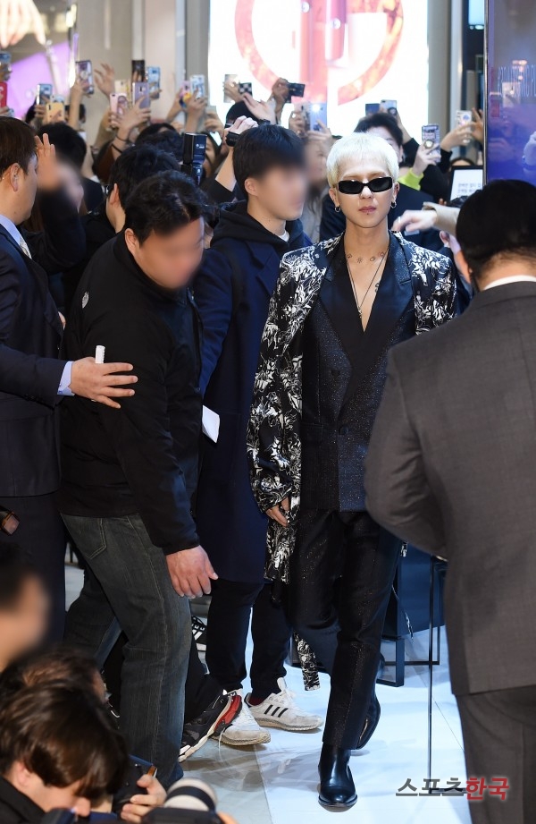 WINNER Song Min-ho is attending a photo call Event held at Shinchon-dong, Hyundai Department Store, Seodaemun-gu, Seoul on the morning of the 28th.The Event was attended by Jung Yoo Jin, WINNER Song Min Ho, Lee Seung Hoon, Space Girl Eun Seo and AOA praise.