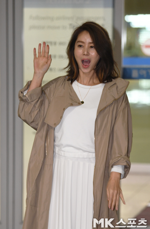 Actor Kim Sung-ryung left for Hawaii on the 28th for a photo shoot.Kim Sung-ryung is heading to the departure hall and is surprised by many flash baptisms while having photo time.