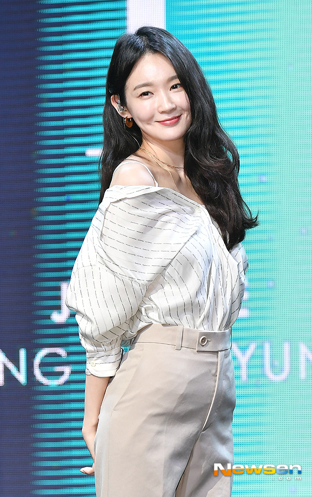Singer Kang Min-kyung has a photo time at the first solo album showcase held at Hongdae Move Hall in Mapo-gu, Seoul on the afternoon of February 27th.useful stock