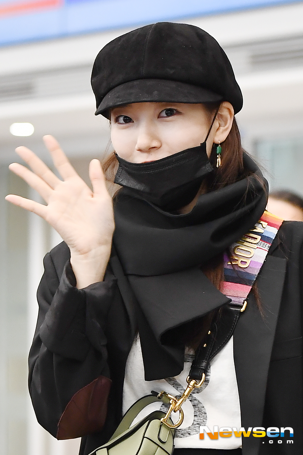 Singer and actor Bae Suzy (SUZY) arrived in the country after completing the Paris collection schedule through the Incheon International Airport in Unseo-dong, Jung-gu, Incheon on the afternoon of February 28.exponential earthquake