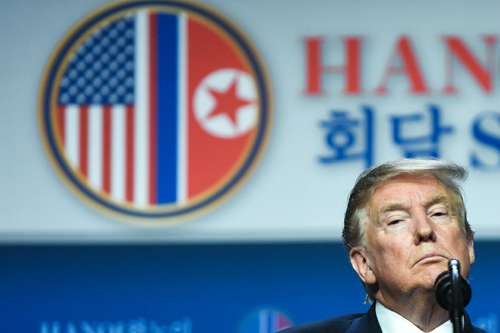 도널드 트럼프 미국 대통령이 28일 오후 하노이 메리어트 호텔 기자회견장에서 제 2차 북미정상회담 관련 기자회견을 진행하고 있다.