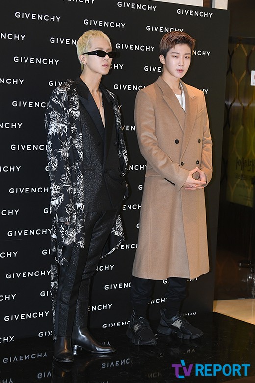 Song Min-ho and Seung-Hoon Lee of the group Winner attended a beauty brand event held at Shinchon branch of Hyundai Department Store in Changcheon-dong, Seodaemun-gu, Seoul on the 28th.