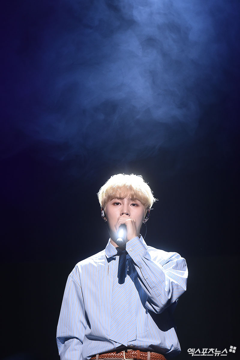On the afternoon of the 27th, a Showcase was held to commemorate the release of singer Ha Sung-woons first mini album My Moment at Yes 24 Live Hall in Gwangjang-dong, Seoul.Ha Sung-woon, who attended the Showcase on the day, is showing the stage.Emotional Voice.Have you put honey on your vocal cords?Abruptly, a voice of thought.Prince of the Cute Clouds.to the dream country.The Unhidden Fairy Flour.