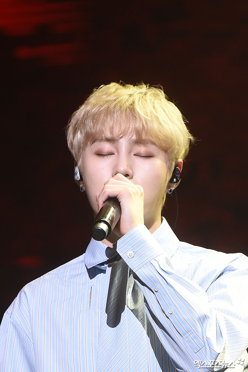On the afternoon of the 27th, a Showcase was held to commemorate the release of singer Ha Sung-woons first mini album My Moment at Yes 24 Live Hall in Gwangjang-dong, Seoul.Ha Sung-woon, who attended the Showcase on the day, is showing the stage.Emotional Voice.Have you put honey on your vocal cords?Abruptly, a voice of thought.Prince of the Cute Clouds.to the dream country.The Unhidden Fairy Flour.
