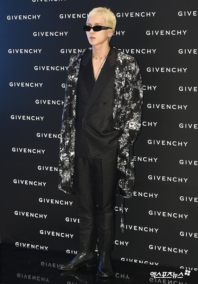 WINNER Song Min-ho, who attended a French luxury brand photo call event held at Shinchon branch of Hyundai Department Store in Changcheon-dong, Seoul on the afternoon of the 28th, has photo time.