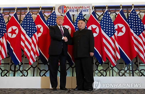 8개월 만에 만나 손잡은 트럼프-김정은 (하노이 AFP=연합뉴스) 도널드 트럼프(왼쪽) 미국 대통령과 김정은 북한 국무위원장이 제2차 북미정상회담 첫날인 27일(현지시간) 베트남 하노이의 소피텔 레전드 메트로폴 호텔에서 만나 악수하고 있다. 두 정상은 지난해 6·12 싱가포르 정상회담 이후 8개월여 만에 재회했다 leekm@yna.co.kr