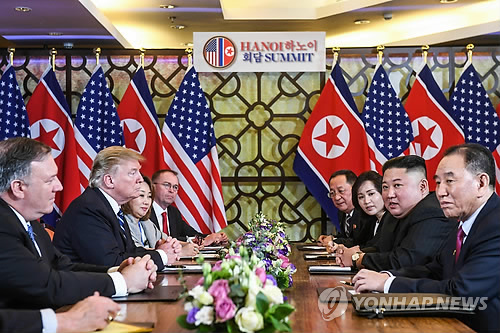 확대 정상회담을 하고 있는 트럼프·김정은 (하노이 AFP=연합뉴스) 도널드 트럼프(왼쪽 두 번째) 미국 대통령과 김정은(오른쪽 두 번째) 북한 국무위원장이 28일(현지시간) 베트남 하노이 메트로폴 호텔에서  확대 정상회담을 하고 있다. jelee@yna.co.kr