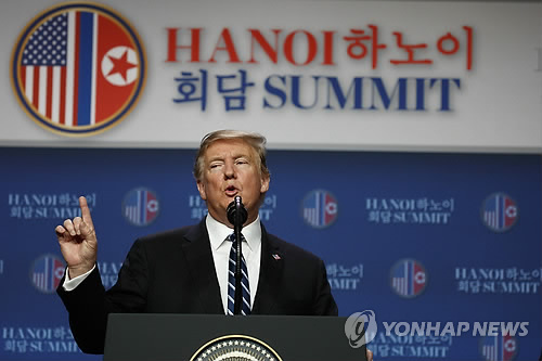 기자회견하는 트럼프 "제재가 쟁점…비핵화 줘야 제재완화" (하노이 ap=연합뉴스) 도널드 트럼프 미국 대통령이 28일(현지시간) 김정은 북한 국무위원장과의 제2차 북미정상회담 합의 결렬 후 숙소인 베트남 하노이의 jw메리어트 호텔에서 기자회견을 하고 있다. 트럼프 대통령은 이날 기자회견에서 합의 결렬과 관련해 "제재가 쟁점이었다"고 밝혔다. 그러면서 "북한에서는 제재완화를 요구했지만, 우리가 원하는 비핵화를 우리에게 줘야지만 우리도 제재완화를 해줄 수 있다"고 말했다. leekm@yna.co.kr