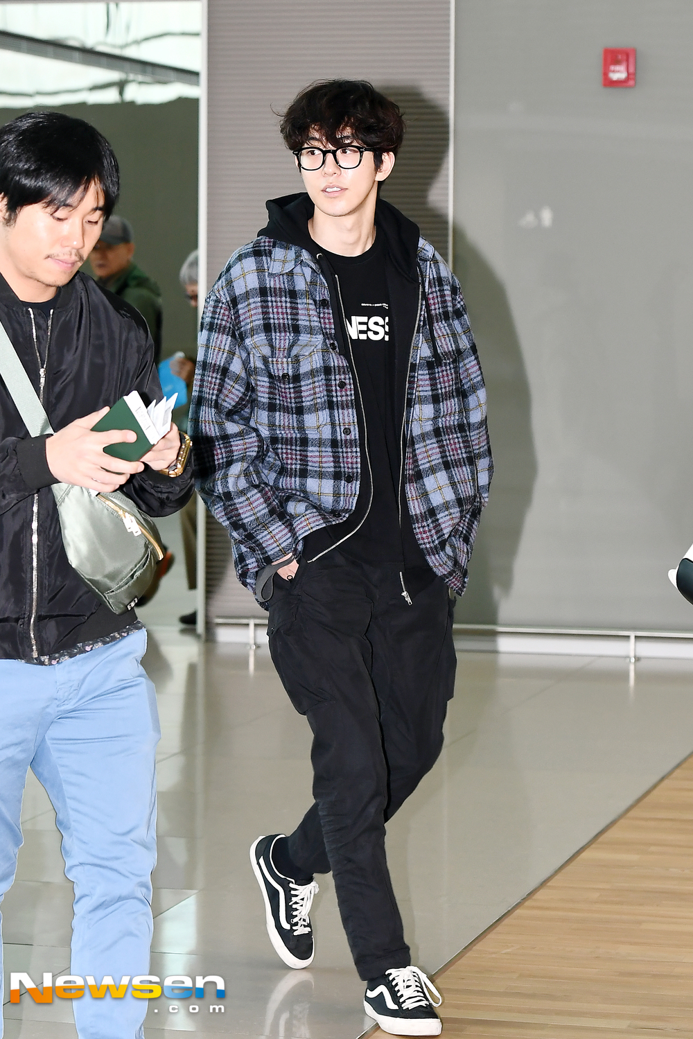 Actor Nam Joo-hyuk left for Bangkok, Thailand, on the morning of March 1st, to attend the 2019 Nam Joo-hyuk fan meeting Bangkok (2019 NAM JOO HYUK FANMEETING IN BANGKOK) schedule through Incheon International Airport in Unseo-dong, Jung-gu, Incheon.Actor Nam Joo-hyuk is leaving for Bangkok, Thailand.exponential earthquake