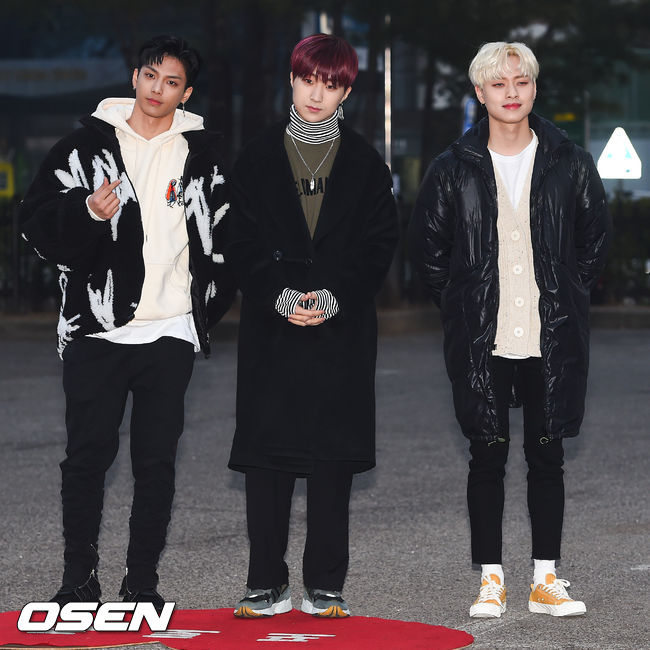 Group trays are attending the Music Bank Way to work event held at the KBS New Hall in Yeouido, Yeongdeungpo-gu, Seoul on the morning of the 1st.