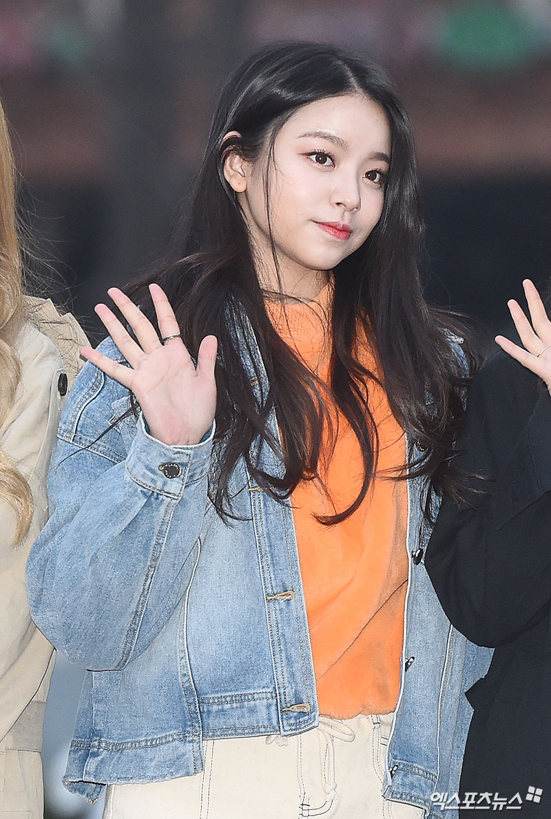 Cherry Bullet Linlin, who attended the rehearsal of KBS 2TV Music Bank held at the KBS New Hall in Yeouido-dong, Seoul on the morning of the 1st, is posing on his way to work.