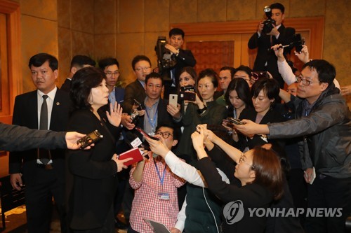 취재진 질문받는 최선희 (서울=연합뉴스) 최재구 기자 = 북한 리용호 외무상이 1일 새벽(현지시간) 제2차 북미정상회담 북측 대표단 숙소인 베트남 하노이 멜리아호텔에서 기자회견을 열고 전날 열린 도널드 트럼프 미국 대통령과 김정은 북한 국무위원장의 2차 정상회담이 합의에 이르지 못하고 결렬된 데 대한 입장 등을 밝혔다. 사진은 이날 최선희 외무성 부상이 취재진의 질문을 받는 모습.  jjaeck9@yna.co.kr