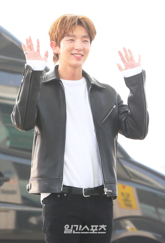 Lee Joon-gi poses as he enters the departure hall