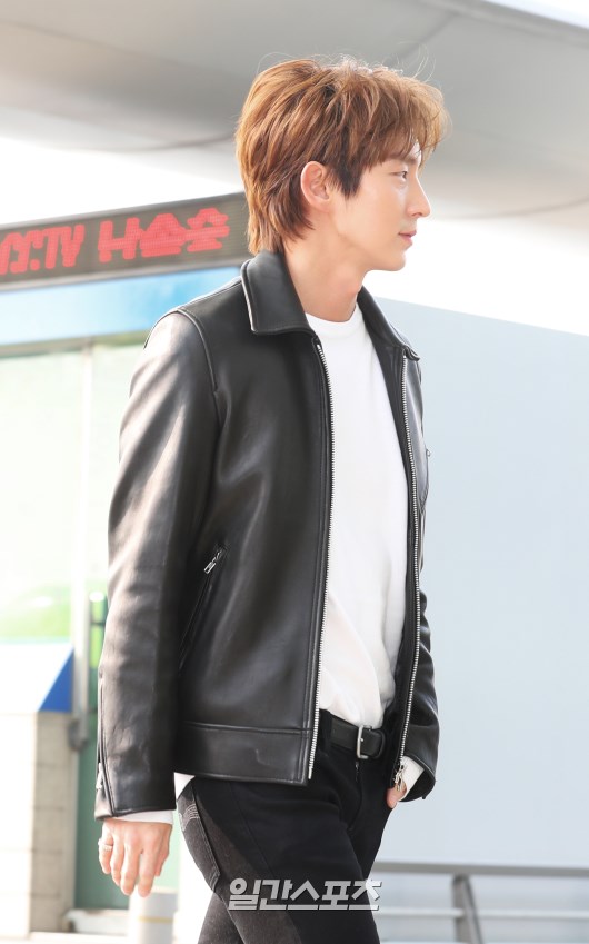 Lee Joon-gi poses as he enters the departure hall