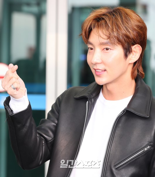 Lee Joon-gi poses as he enters the departure hall