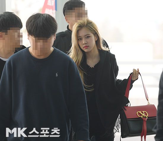 Girl group Black Pink (Jisu, Jenny, Rose, Lisa) departed for Taiwan via Incheon International Airport Terminal 2 on March 2 for a concert schedule.Rose, heading for the departure hall with a bright expression.