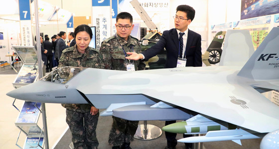 지난 2917년 11월 대전컨벤션센터에서 ‘2017 한국군사과학기술학회 추계학술대회’가 열렸다. 이날 학술대회에 참가한 육군 장교들이 전시관에서 모형으로 만든 한국항공우주산업의 한국형전투기(KF-X) 항공기를 둘러보고 있다. / 사진 = 뉴스1