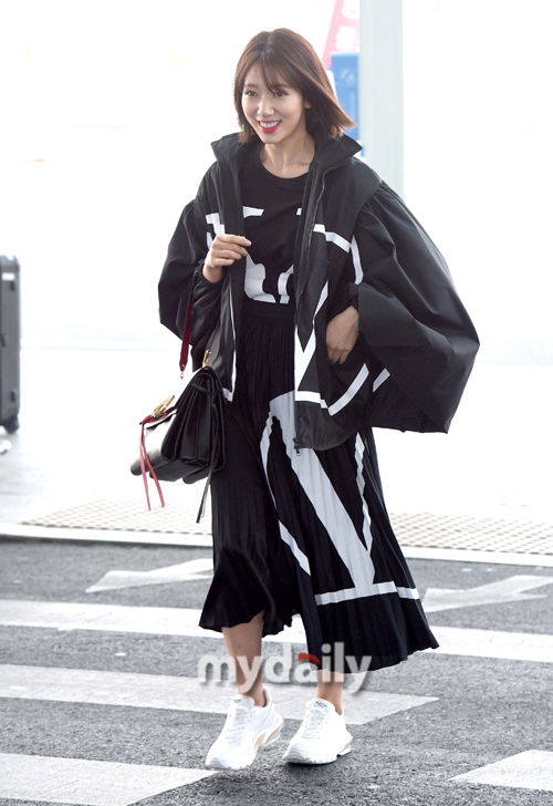 Park Shin-hye is leaving for Paris, France, through Incheon International Airport on the afternoon of the afternoon.