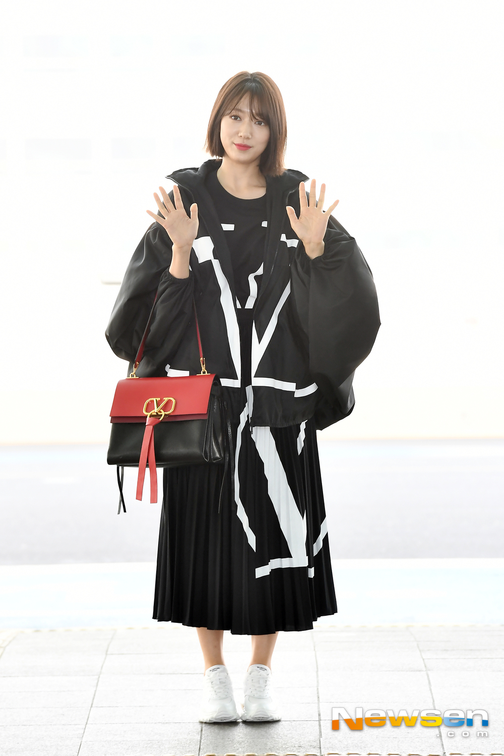 Actor Park Shin-hye left for Paris on March 2 at Incheon International Airport in Unseo-dong, Jung-gu, Incheon.Actor Park Shin-hye is leaving for Paris, France, showing off his airport fashion.exponential earthquake