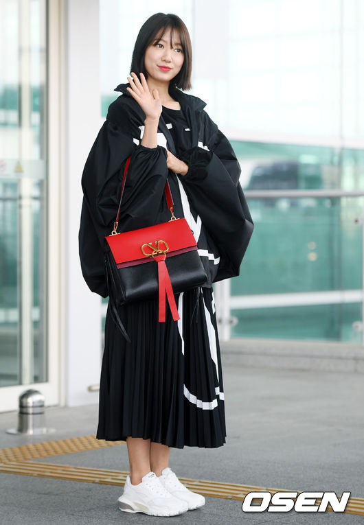 Actor Park Shin-hye is leaving for Paris, France, through Incheon International Airport on the afternoon of the afternoon of the 2nd day of Fashion Week.