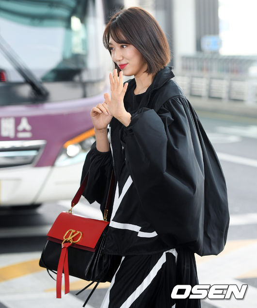 Actor Park Shin-hye is leaving for Paris, France, through Incheon International Airport on the afternoon of the afternoon of the 2nd day of Fashion Week.