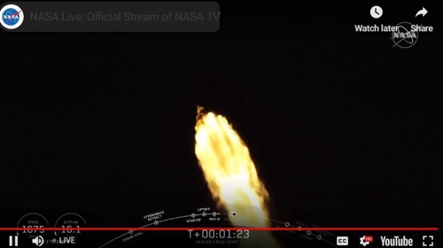 화염 뿜고 날아가는 팰컨9 로켓 [NASA TV 캡처]