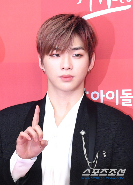 Kang Daniel, from Wanna One, is preparing to stand alone.Kang Daniel is currently in final coordination to leave LM Entertainment (hereinafter referred to as LM) to stand alone.Kang Daniel is sending a proof of content to his agency to terminate the contract and is looking for a new partner.Kang Daniels exact comeback date has not been confirmed, but it is reported that he is preparing an album for a comeback in April.It is known that there is a big bang victory behind the move of Kang Daniel. Kang Daniel was reported to have met a woman in Hong Kong in her 40s with the introduction of victory during Wanna One last year.This woman, who is connected to Kang Daniel through victory, met with investors to attract Kang Daniel and started to rumor about it.Kang Daniels agency has been busy for the past three weeks to resolve the problem smoothly. Kang Daniel is still discussing the problem with his agency.Kang Daniel made his debut as a Wanna One center in 2017 with Mnet Produce 101 Season 2 and the final place.Wanna One last ended its solo concert Therefore at the Gocheok Sky Dome in Seoul from January 24 to 27.However, since his debut, he has released numerous hits such as Energistic and Beautiful, achieving 49th place in music program and 5th triple crown, as well as sweeping various awards ceremony and overseas stage, and receiving the love of global fandom.In particular, attention was focused on the future activities of Kang Daniel, who was a center.In the midst of his keen interest, Kang Daniel left MMO Entertainment and set up a bird nest in LM, which promised to focus on Kang Daniel and Yoon Ji-sungs dedicated team.LM said in a question about Kang Daniels content certification, It is a misunderstanding between the company and the artist, and it is not a proof of the termination of the exclusive contract.I will do my best to communicate actively and make a good agreement. There is a growing interest in how the problems between Kang Daniel and his agency will be resolved in the future.Photo = DB